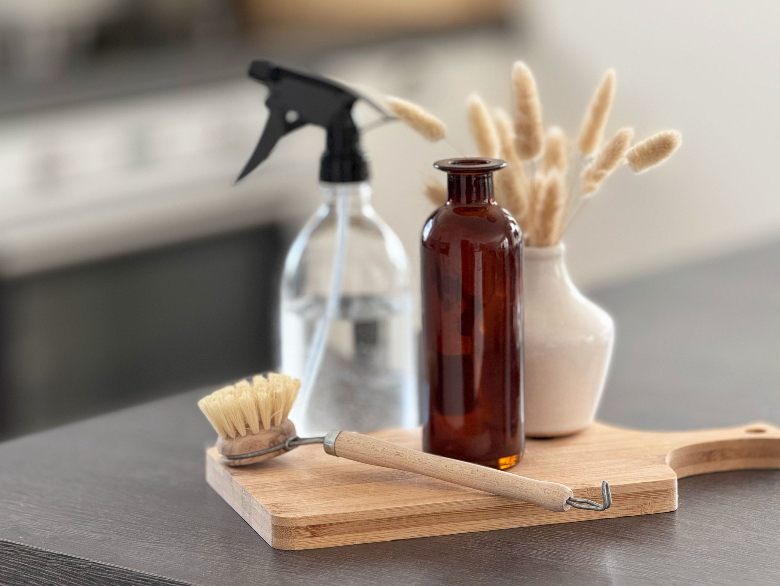 Städprodukter på en bricka i kök.